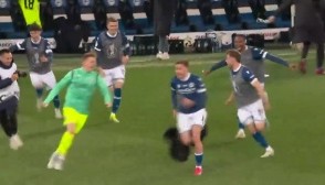 狂欢！德丙比勒菲尔德击败药厂晋级，球员庆祝时还被衣服绊倒